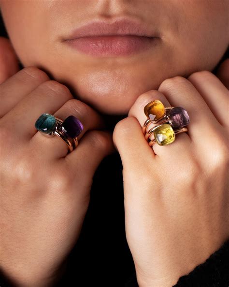 Collection de bagues Pomellato Nudo aux couleurs vives et formes uniques.
