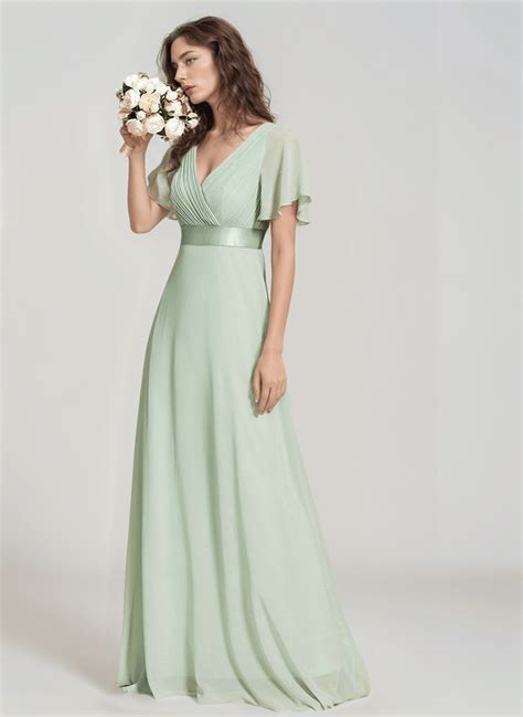 Collage de différentes robes vertes : vert émeraude glamour, vert sauge bohème, robe moulante, robe satinée, robe longue, robe mini.