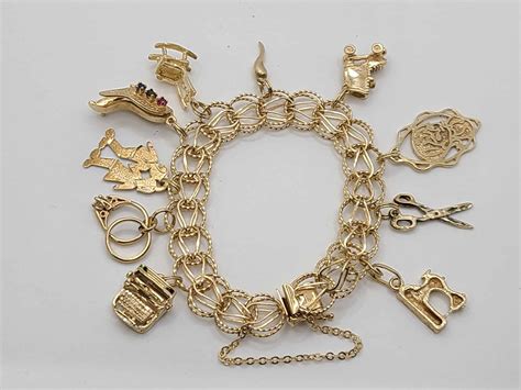 Collage de différents bracelets LGBT : cuir, tissu, métal, avec breloques