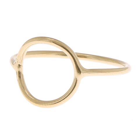 Illustration d'une bague fine avec un cercle évidé pendant de l'anneau