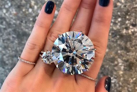 Gros plan sur une bague avec un diamant de laboratoire serti dans un cercle pendant