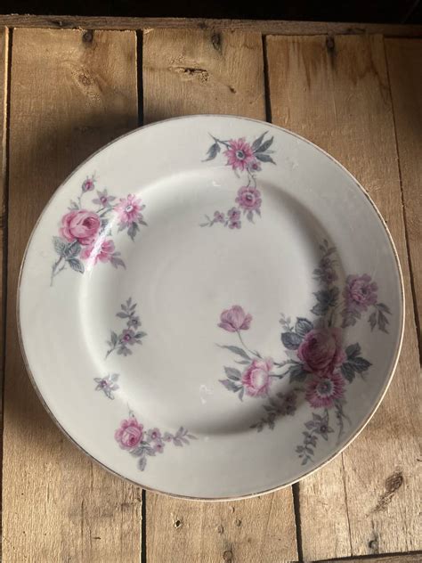 Photographie de divers fragments d'assiettes anciennes aux motifs variés, prêts à être transformés en bijoux.