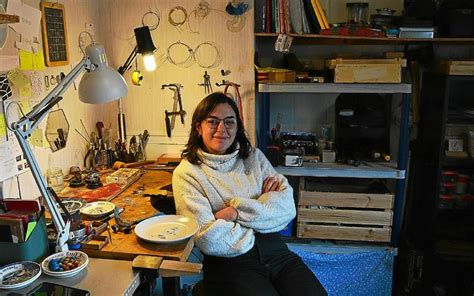 Lubna Aubigier dans son atelier, entourée d'outils et de fragments de vaisselle ancienne.