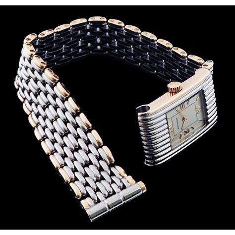 Photographie de la montre Reflet de Boucheron avec son fermoir invisible.