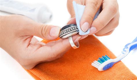 Illustration montrant l'application de dentifrice sur un bijou en argent avec une brosse à dents souple.