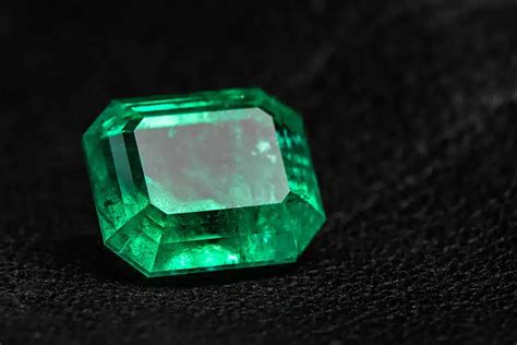 Schéma comparatif des nuances de vert de l'émeraude et de sa brillance avec l'or jaune et blanc