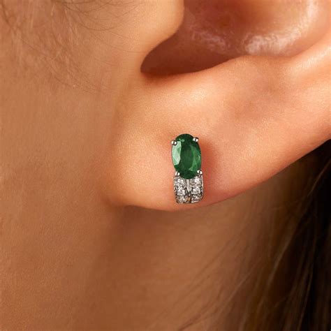 Exemple de tenue avec des boucles d'oreilles émeraude et une robe noire