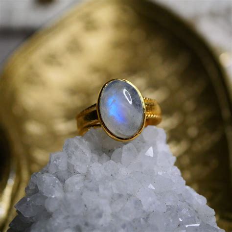 Une sélection de bijoux en Pierre de Lune (bagues, bracelets, colliers) pour illustrer leurs différentes formes et utilisations.