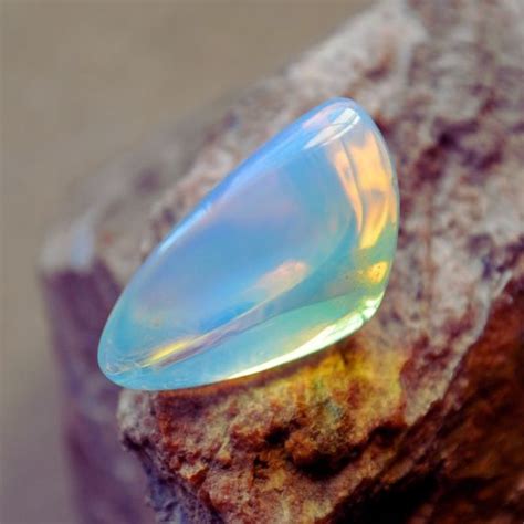 Comparaison visuelle entre une Pierre de Lune noire et une Labradorite, mettant en évidence leurs différences esthétiques.