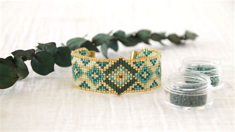 Exemple de bracelet réalisé avec la technique du tissage sur métier à tisser.