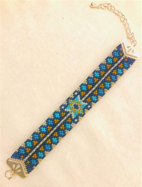 Exemple de bracelet réalisé avec la technique du tissage Peyote.