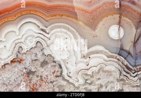 Exemple de motifs complexes et colorés d'une pierre d'agate.