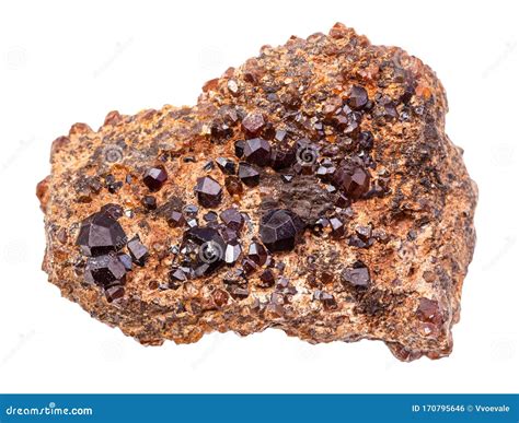 Gros plan sur des cristaux de grenat rouge foncé.