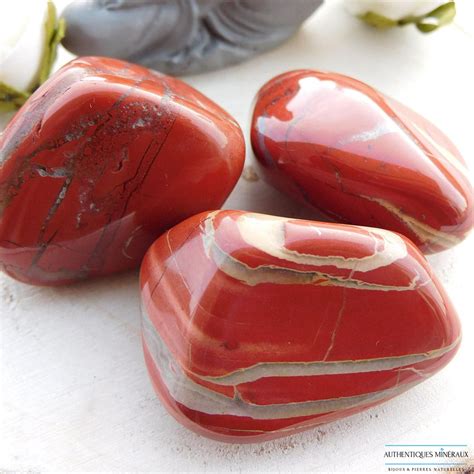 Image d'une pierre de Jaspe Rouge aux teintes terreuses.