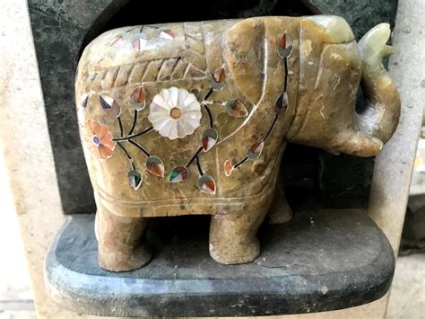 Collection de divers animaux sculptés dans des pierres semi-précieuses (grenouille, éléphant, etc.).