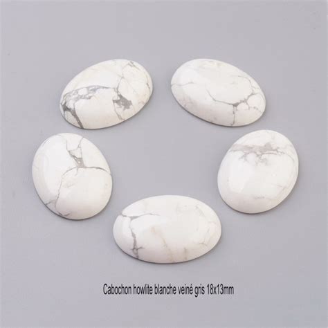 Cristal de Howlite blanc veiné de gris.