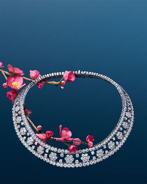 Présentation d'une pièce de haute joaillerie Van Cleef & Arpels