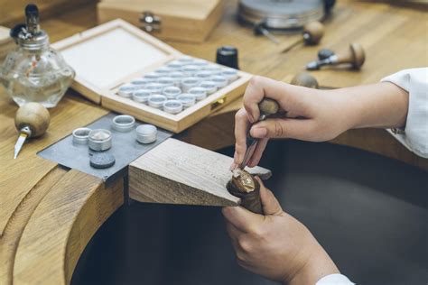 Photographie d'un participant travaillant dans l'atelier joaillerie de la Maison Bianchi