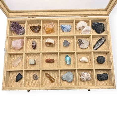 Un coffret ouvert montrant divers minéraux bruts de différentes couleurs et textures.