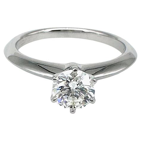Bague de fiançailles avec un serti à 4 griffes mettant en valeur un diamant rond