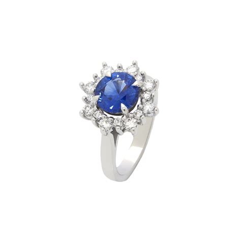 Bague avec un serti affleurant, où la pierre est parfaitement intégrée dans le métal de l'anneau