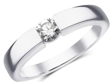 Bague avec un serti tension, montrant un diamant semblant flotter entre les extrémités de l'anneau