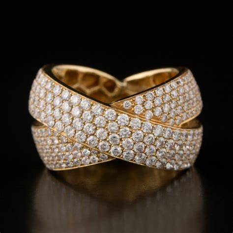Bague avec un serti pavé, montrant de nombreux petits diamants serrés les uns contre les autres