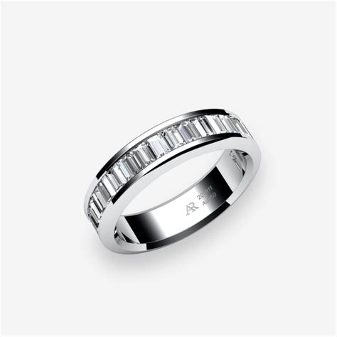 Bague avec un serti rail, montrant des diamants côte à côte, maintenus par des bandes métalliques