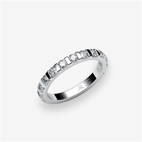 Bague avec un serti barrette, montrant des diamants tenus par des tiges métalliques