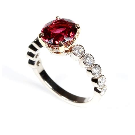 Bague de style vintage avec un serti millegrain, montrant de petites perles de métal le long des bords