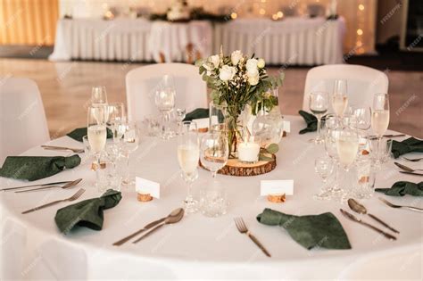 Table de mariage décorée avec des éléments scintillants Swarovski pour une ambiance élégante.