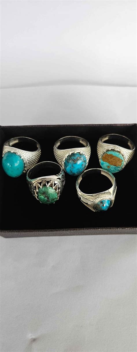 Une sélection de bagues en argent serties de diverses pierres fines aux couleurs variées.