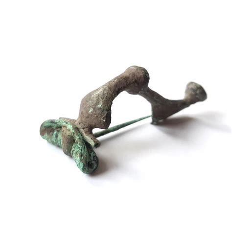 Fibule wisigothique en bronze et pâte de verre du VIe siècle