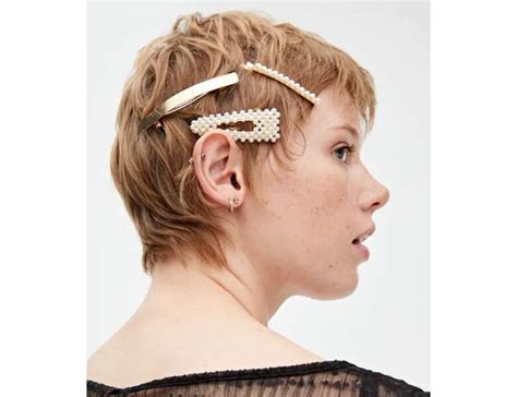 Variété d'accessoires pour cheveux courts : barrettes, headbands, foulards, épingles
