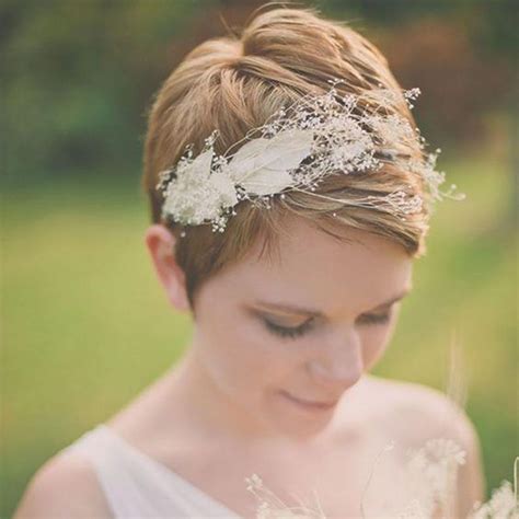 Accessoires de mariage pour cheveux courts : voile, diadème, peigne fleuri