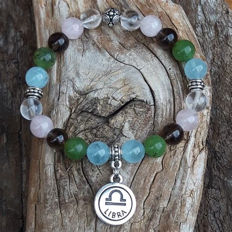 Illustration stylisée d'un bracelet astrologique avec des pierres naturelles et des symboles du zodiaque.