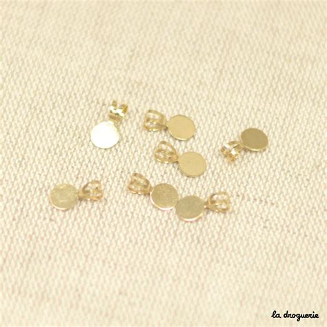 Détail montrant comment fixer une pastille avec un anneau à l'arrière du tissage