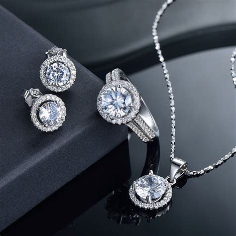 Présentation d'une parure œil en Argent 925 dans son coffret cadeau, mettant en évidence le design du bijou et son aspect prêt à offrir.