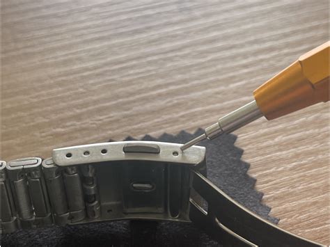 Gros plan sur le mécanisme de fixation rapide d'un bracelet de montre Fossil