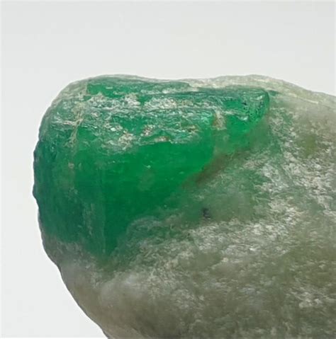 Émeraude verte vibrante, incarnant la nature et le renouveau