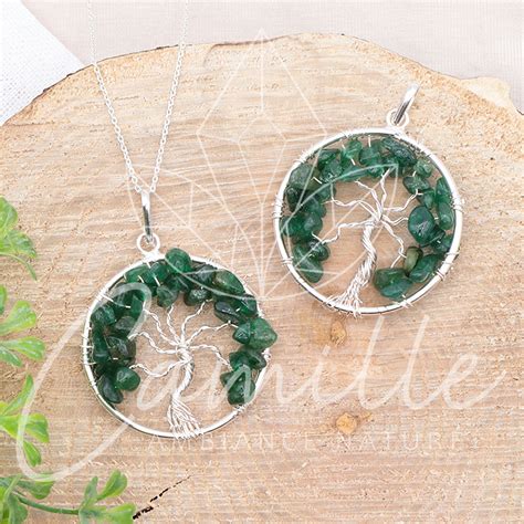 Composition de plusieurs pendentifs arbre de vie aux designs variés