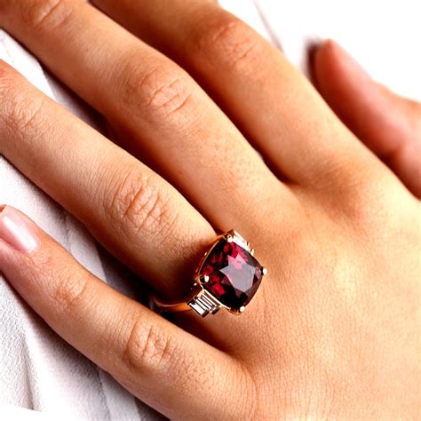 Exemples de bagues grenat aux designs originaux et passe-partout