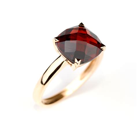 Bague en argent ornée d'un grenat taillé aux reflets rouges