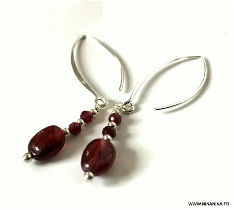 Collection de bijoux assortis en grenat : boucles d'oreilles, pendentif et bracelet