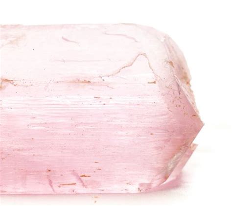 Comparaison visuelle des couleurs de la kunzite (rose) et de l'hiddenite (verte)