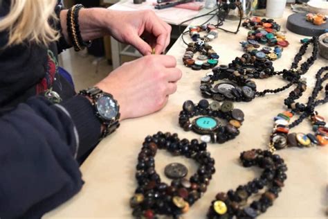 Vue d'une sélection de bijoux créés à partir de pâte d'argent