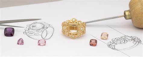 Photo d'un joaillier sri-lankais travaillant sur un bijou orné de pierres précieuses.