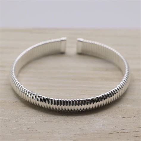 Bracelet manchette Aubry-Cadoret en argent massif, porté seul, montrant sa section ovale et ses extrémités arrondies