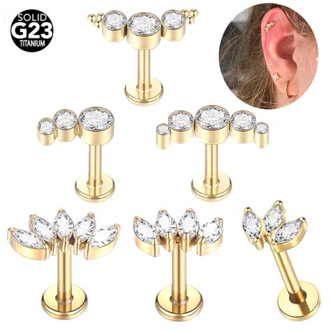 Collection de piercings et boucles d'oreilles en titane et acier inoxydable avec différents systèmes de fixation