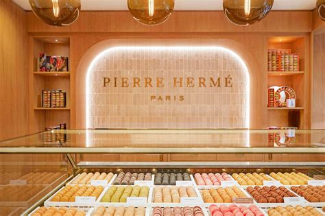 Collage de photos : Pierre Hermé dans sa pâtisserie et Valérie Messika dans son atelier de joaillerie.